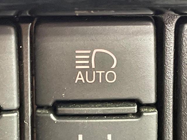 ヴォクシー Ｘ　電動スライドドア　純正ＳＤナビ　バックカメラ　衝突被害軽減システム　コーナーセンサー　スマートキー　ＬＥＤヘッド　ＥＴＣ２．０　クルコン　純正１５インチアルミ　オートハイビーム　　オートライト（55枚目）