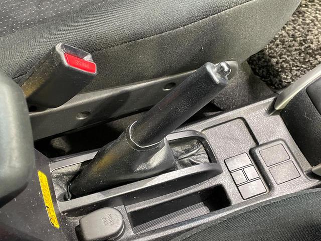 カローラフィールダー ハイブリッドＧ　純正ＳＤナビ　バックカメラ　禁煙車　ドラレコ　スマートキー　ビルトインＥＴＣ　オートライト　オートエアコン　Ｂｌｕｅｔｏｏｔｈ　ＬＥＤヘッドライト　プライバシーガラス　衝突安全ボディ（29枚目）