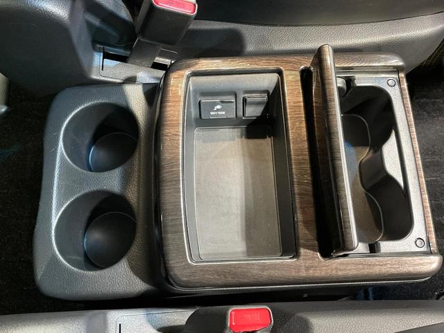 エルグランド ２５０ハイウェイスターアーバンクロム　両側電動ドア　ＨＤＤナビ　後席モニター　全周囲カメラ　禁煙車　コーナーセンサー　スマートキー　ＨＩＤヘッド　ビルトインＥＴＣ　純正１８インチアルミ　オートライト　デュアルエアコン　リアエアコン（41枚目）