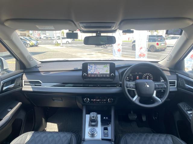 アウトランダーＰＨＥＶ Ｐ　１オーナー・ＢＯＳＥスピーカー・本革シート・純正ナビ・全周囲カメラ・ＥＴＣ２．０・３列シート・電動シート・電動リアゲート・ブラインドスポットモニター・障害物センサー・衝突軽減装置・レーンキープアシスト（6枚目）