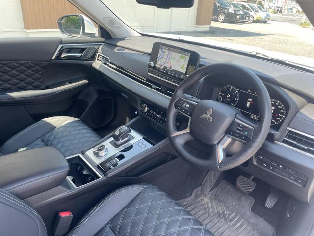 アウトランダーＰＨＥＶ Ｐ　１オーナー・ＢＯＳＥスピーカー・本革シート・純正ナビ・全周囲カメラ・ＥＴＣ２．０・３列シート・電動シート・電動リアゲート・ブラインドスポットモニター・障害物センサー・衝突軽減装置・レーンキープアシスト（7枚目）