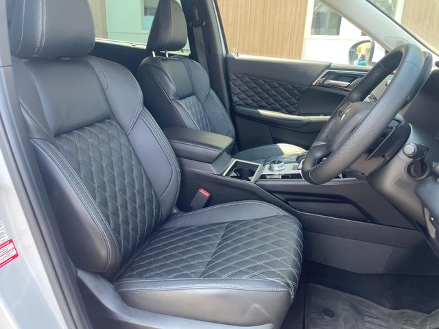 アウトランダーＰＨＥＶ Ｐ　１オーナー・ＢＯＳＥスピーカー・本革シート・純正ナビ・全周囲カメラ・ＥＴＣ２．０・３列シート・電動シート・電動リアゲート・ブラインドスポットモニター・障害物センサー・衝突軽減装置・レーンキープアシスト（8枚目）