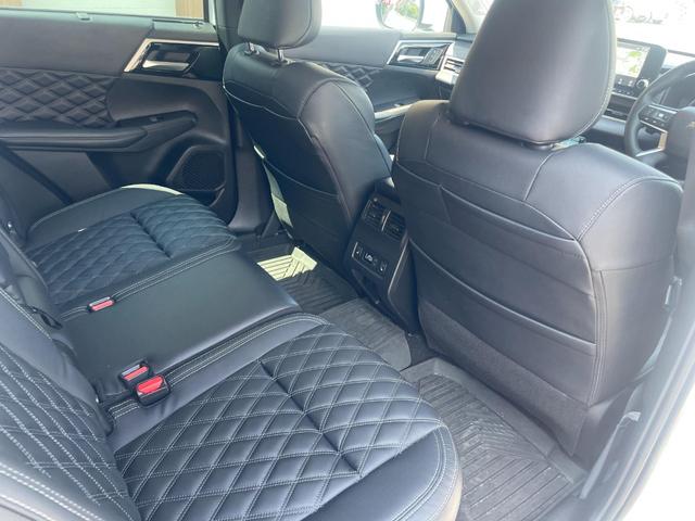 アウトランダーＰＨＥＶ Ｐ　１オーナー・ＢＯＳＥスピーカー・本革シート・純正ナビ・全周囲カメラ・ＥＴＣ２．０・３列シート・電動シート・電動リアゲート・ブラインドスポットモニター・障害物センサー・衝突軽減装置・レーンキープアシスト（9枚目）