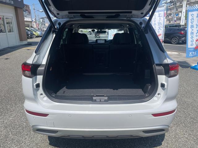 アウトランダーＰＨＥＶ Ｐ　１オーナー・ＢＯＳＥスピーカー・本革シート・純正ナビ・全周囲カメラ・ＥＴＣ２．０・３列シート・電動シート・電動リアゲート・ブラインドスポットモニター・障害物センサー・衝突軽減装置・レーンキープアシスト（12枚目）