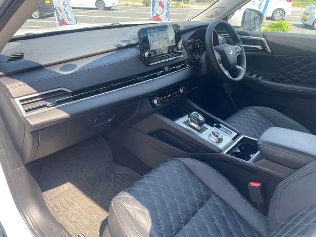 アウトランダーＰＨＥＶ Ｐ　１オーナー・ＢＯＳＥスピーカー・本革シート・純正ナビ・全周囲カメラ・ＥＴＣ２．０・３列シート・電動シート・電動リアゲート・ブラインドスポットモニター・障害物センサー・衝突軽減装置・レーンキープアシスト（17枚目）