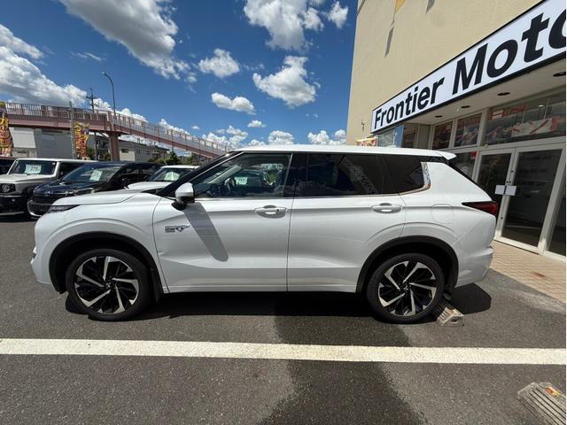 アウトランダーＰＨＥＶ Ｐ　１オーナー・ＢＯＳＥスピーカー・本革シート・純正ナビ・全周囲カメラ・ＥＴＣ２．０・３列シート・電動シート・電動リアゲート・ブラインドスポットモニター・障害物センサー・衝突軽減装置・レーンキープアシスト（54枚目）