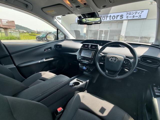 プリウス SセーフティプラスII 純正ナビ・バックカメラ・ETC・ドラレコ・ブラインドスポットモニター・衝突軽減ブレーキ・横滑り防止装置・障害物センサー・オートマチックハイビーム・純正アルミホイール・スマートキー(3枚目)