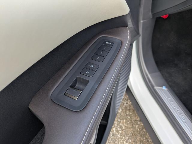 RX RX450h+ バージョンL パノラマルーフ/モデリスタフルエアロ/ワンオーナー/純正ナビ/フルセグTV/全周囲カメラ/ETC/パワーバックドア/本革シート/電動シート/シートヒーター/シートエアコン/衝突軽減ブレーキ(18枚目)