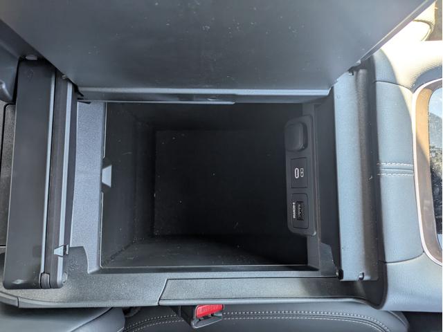 ヴェルファイアハイブリッド Z プレミア ワンオーナー/禁煙車/サンルーフ/フリップダウンモニター/純ナビ/フルセグTV/全周囲カメラ/ETC2.0/パワーバックドア/パワーシート/2列目電動キャプテンシート/シートヒーター/ベンチレーション(20枚目)