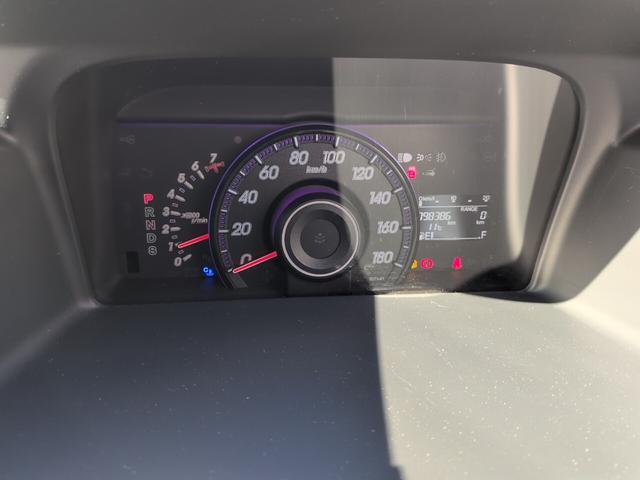 ステップワゴンスパーダ Ｚ　クールスピリット　両側自動　ＨＤＤナビ　Ｂカメラ　両側パワースライドドア　スマートキー　純正ＨＤＤナビ　３６０°モニター　フルセグＴＶ　Ｂカメラ　ＨＩＤヘッドライト　オートライト　オートエアコン　パドルシフト　ＥＴＣ　純正アルミ（16枚目）