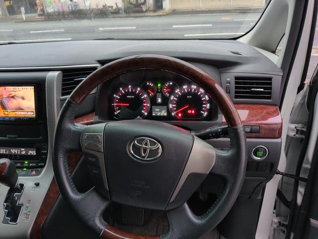 ヴェルファイア ２．４Ｚ　プラチナセレクションＩＩ　両側自動　スマートキー　両側パワースライドドア　電動リアゲート　プッシュスタート　ＥＴＣ　オートエアコン　純正アルミ　フリップダウンモニター　カロッツェリアナビ　フルセグＴＶ　バックカメラ　オットマン　スマートキー（16枚目）