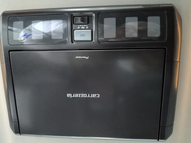 ヴェルファイア ２．４Ｚ　プラチナセレクションＩＩ　両側自動　スマートキー　両側パワースライドドア　電動リアゲート　プッシュスタート　ＥＴＣ　オートエアコン　純正アルミ　フリップダウンモニター　カロッツェリアナビ　フルセグＴＶ　バックカメラ　オットマン　スマートキー（25枚目）