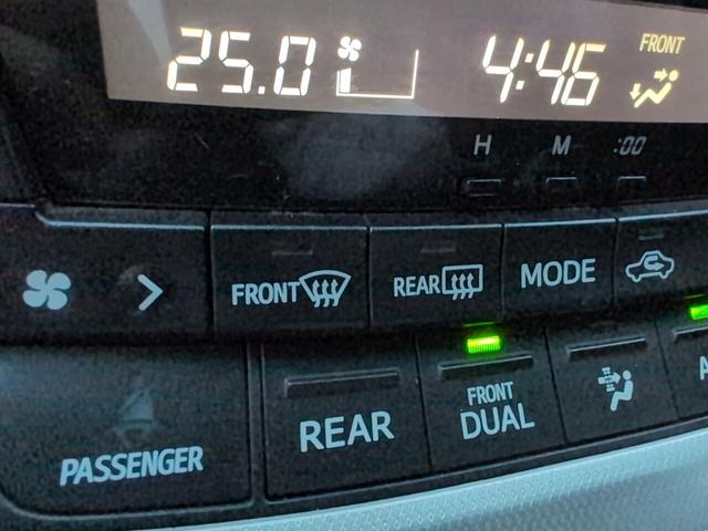 ヴェルファイア ２．４Ｚ　プラチナセレクションＩＩ　両側自動　スマートキー　両側パワースライドドア　電動リアゲート　プッシュスタート　ＥＴＣ　オートエアコン　純正アルミ　フリップダウンモニター　カロッツェリアナビ　フルセグＴＶ　バックカメラ　オットマン　スマートキー（28枚目）