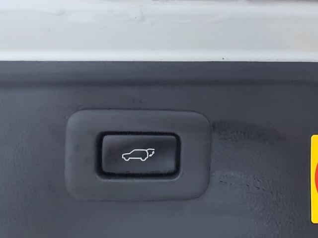 ヴェルファイア ２．４Ｚ　プラチナセレクションＩＩ　両側自動　スマートキー　両側パワースライドドア　電動リアゲート　プッシュスタート　ＥＴＣ　オートエアコン　純正アルミ　フリップダウンモニター　カロッツェリアナビ　フルセグＴＶ　バックカメラ　オットマン　スマートキー（31枚目）