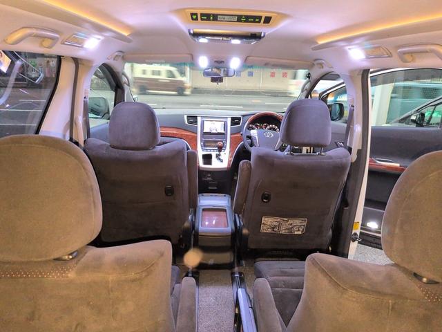 ヴェルファイア ２．４Ｚ　プラチナセレクションＩＩ　両側自動　スマートキー　両側パワースライドドア　電動リアゲート　プッシュスタート　ＥＴＣ　オートエアコン　純正アルミ　フリップダウンモニター　カロッツェリアナビ　フルセグＴＶ　バックカメラ　オットマン　スマートキー（42枚目）