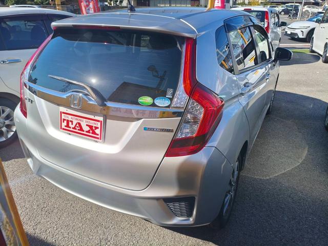 フィットハイブリッド Ｌパッケージ　お客様直接買取車両　純正ナビＴＶ　Ｂｌｕｅｔｏｏｔｈ　ＣＤ　ＤＶＤ　電格ミラー　スマートキー×２　プッシュスタート　ＥＴＣ　バックカメラ　オートライト　１５００ｃｃ（6枚目）