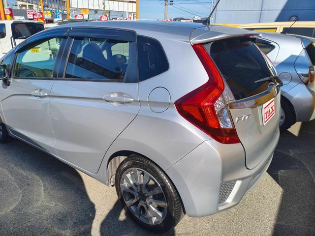 フィットハイブリッド Ｌパッケージ　お客様直接買取車両　純正ナビＴＶ　Ｂｌｕｅｔｏｏｔｈ　ＣＤ　ＤＶＤ　電格ミラー　スマートキー×２　プッシュスタート　ＥＴＣ　バックカメラ　オートライト　１５００ｃｃ（8枚目）