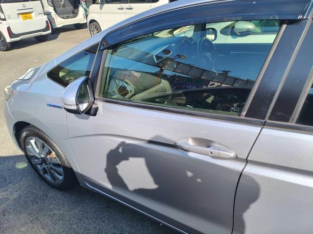 フィットハイブリッド Ｌパッケージ　お客様直接買取車両　純正ナビＴＶ　Ｂｌｕｅｔｏｏｔｈ　ＣＤ　ＤＶＤ　電格ミラー　スマートキー×２　プッシュスタート　ＥＴＣ　バックカメラ　オートライト　１５００ｃｃ（9枚目）