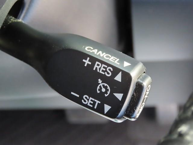 �u�N���[�Y�R���g���[���v�t���ł��I�������H�ȂǂŃA�N�Z���𓥂܂��ɁA��葬�x�̑��s���\�ɂ��A�h���C�o�[�̕��S���y�����܂��I