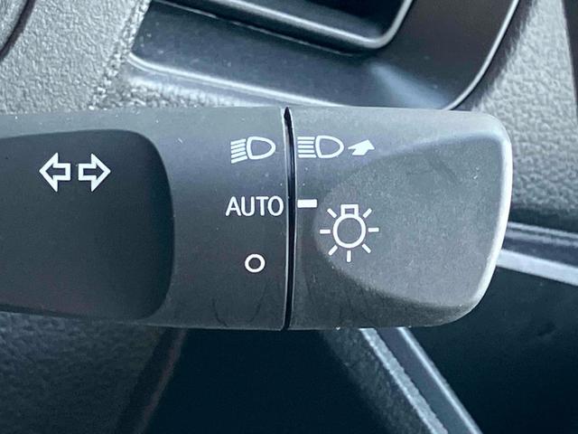 周りが薄暗くなったら自動点灯するオートライトを装備。