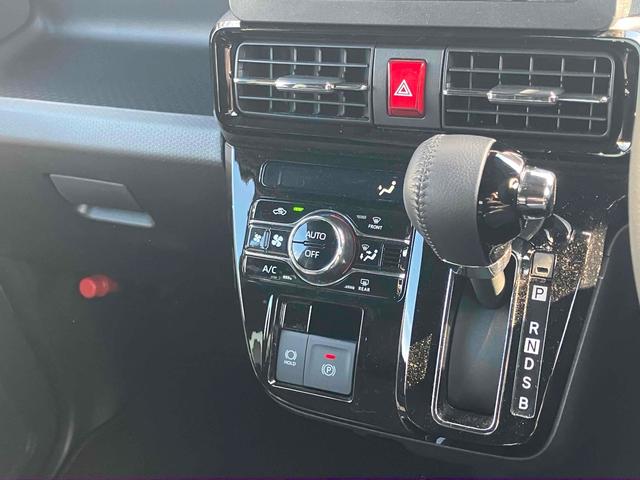 タント 　バックカメラ　両側電動スライドドア　クリアランスソナー　衝突被害軽減システム　オートライト　スマートキー　アイドリングストップ　電動格納ミラー　シートヒーター　ベンチシート　ＣＶＴ　ＥＳＣ　ＵＳＢ（5枚目）