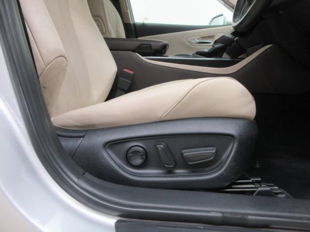 クラウンハイブリッド Ｓ　Ｃパッケージ　革シート　フルセグ　メモリーナビ　ＤＶＤ再生　バックカメラ　衝突被害軽減システム　ＥＴＣ　ＬＥＤヘッドランプ（19枚目）