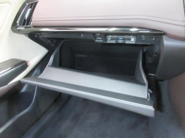 クラウンハイブリッド Ｓ　Ｃパッケージ　革シート　フルセグ　メモリーナビ　ＤＶＤ再生　バックカメラ　衝突被害軽減システム　ＥＴＣ　ＬＥＤヘッドランプ（24枚目）