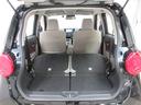 後席の背もたれを倒すと大きな荷物を積む事ができます。