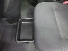 助手席のシートの下にも、小物入れが付いています。 7