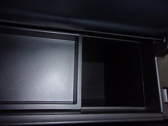 プリウス ＳセーフティプラスＩＩ　フルセグ　メモリーナビ　ＤＶＤ再生　バックカメラ　衝突被害軽減システム　ＥＴＣ　ＬＥＤヘッドランプ　ロングラン保証あり　トヨタ認定中古車（30枚目）