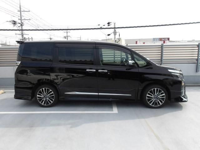 ヴォクシー ZS 煌III トヨタ認定中古車 モデリスタエアロ フルセグナビ DVD再生 後席モニター バックカメラ 衝突被害軽減システム ETC 両側電動スライド LEDヘッドランプ 乗車定員8人 3列シート ワンオーナー(10枚目)