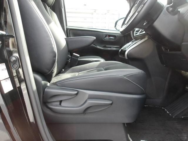 ヴォクシー ZS 煌III トヨタ認定中古車 モデリスタエアロ フルセグナビ DVD再生 後席モニター バックカメラ 衝突被害軽減システム ETC 両側電動スライド LEDヘッドランプ 乗車定員8人 3列シート ワンオーナー(19枚目)