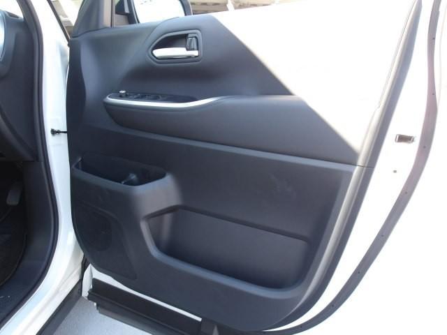 ヴォクシー S-Z トヨタ認定中古車 モデリスタエアロ DVD再生 ミュージックプレイヤー接続可 バックカメラ 衝突被害軽減システム ETC 両側電動スライド LEDヘッドランプ 乗車定員7人 3列シート ワンオーナー(12枚目)