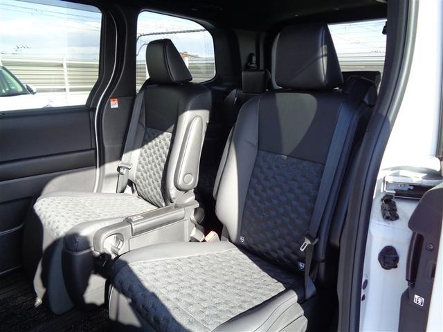 ヴォクシー ハイブリッドS-Z トヨタ認定中古車 快適利便パッケージ フルセグ メモリーナビ DVD再生 バックカメラ 衝突被害軽減システム ETC 両側電動スライド LEDヘッドランプ 乗車定員7人 3列シート ワンオーナー(14枚目)