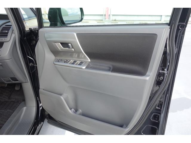 ヴォクシー Ｚ　純正ナビ・地デジＴＶ・バックカメラ・純正アルミホイール・パワースライドドア・ＨＩＤヘッドライト・フロントフォグランプ（19枚目）