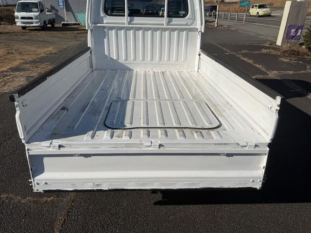 サンバートラック ＴＣ　４ＷＤ／エアコン／パワステ／５速ミッション／タイミングベルト交換済み／車検令和９年５月（12枚目）