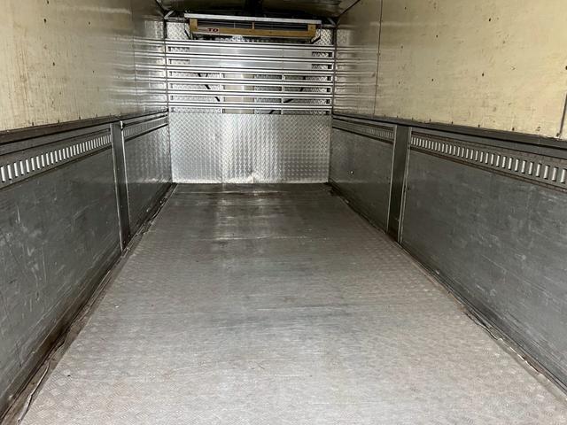 フォワード ベースグレード　冷凍冷蔵ウイング　造りボディ　ダブルアーチ　９５アオリ　１９．５アルミホイール　内寸　長さ６４００　幅２１８０　高さ２１５０（40枚目）