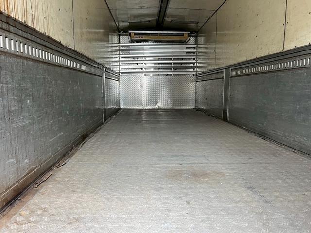 フォワード ベースグレード　冷凍冷蔵ウイング　造りボディ　ダブルアーチ　９５アオリ　１９．５アルミホイール　内寸　長さ６４００　幅２１８０　高さ２１５０（44枚目）