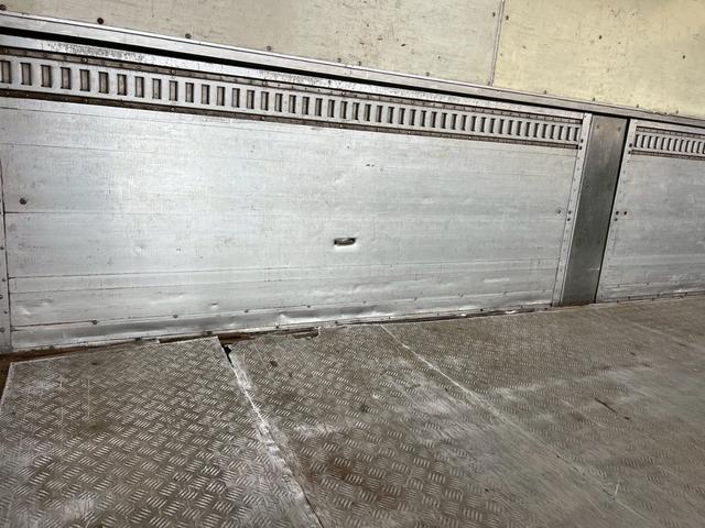 フォワード ベースグレード　冷凍冷蔵ウイング　造りボディ　ダブルアーチ　９５アオリ　１９．５アルミホイール　内寸　長さ６４００　幅２１８０　高さ２１５０（46枚目）