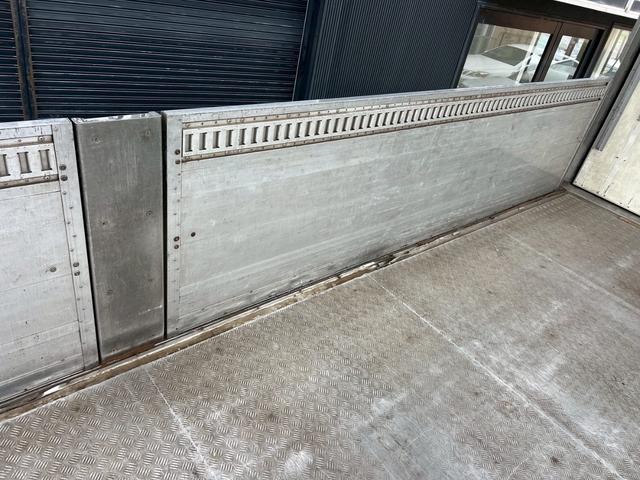 フォワード ベースグレード　冷凍冷蔵ウイング　造りボディ　ダブルアーチ　９５アオリ　１９．５アルミホイール　内寸　長さ６４００　幅２１８０　高さ２１５０（49枚目）