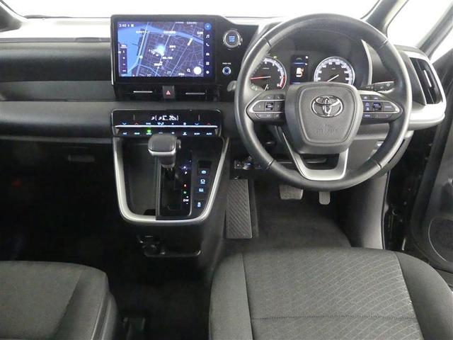 スタイリッシュなデザインのインパネ。各操作スイッチは使いやすい位置に配置されてます。