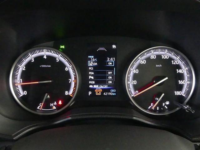 とっても見やすいメーターです。夜間時はラグジュアリーな気分にさせてくれる照明が魅力ですので、夜のドライブも楽しみになりますよ♪