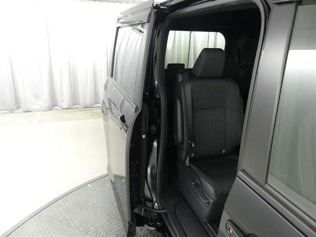 スライドドアです！狭い駐車スペースでも楽に乗り降りができます！