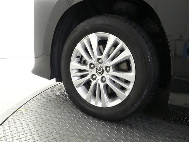 スポーティな印象を与える純正ホイールです。どこまでも走っていきたくなるようなデザインですね♪