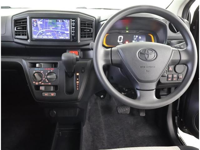 スタイリッシュなデザインのインパネ。各操作スイッチは使いやすい位置に配置されてます。