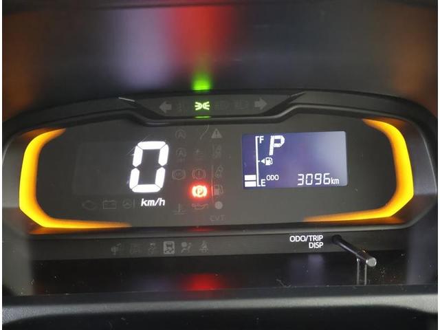 とっても見やすいメーターです。夜間時はラグジュアリーな気分にさせてくれる照明が魅力ですので、夜のドライブも楽しみになりますよ♪