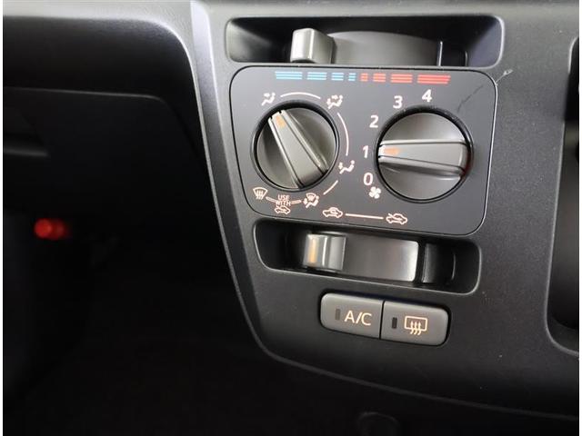 エアコンついています！手動で風量や温度が調整できるので自分に合わせた温度で車内空間を楽しむことができます！