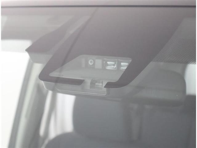 ノア ハイブリッドＸ　フルセグ　メモリーナビ　ＤＶＤ再生　後席モニター　バックカメラ　衝突被害軽減システム　ＥＴＣ　両側電動スライド　ＬＥＤヘッドランプ　乗車定員７人　３列シート　ワンオーナー（9枚目）