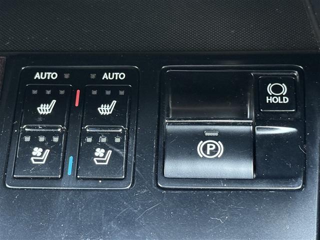 ＲＸ ＲＸ３００　Ｆスポーツ　革シート　サンルーフ　４ＷＤ　フルセグ　メモリーナビ　ＤＶＤ再生　ミュージックプレイヤー接続可　バックカメラ　衝突被害軽減システム　ＥＴＣ　ＬＥＤヘッドランプ　ワンオーナー　記録簿（17枚目）