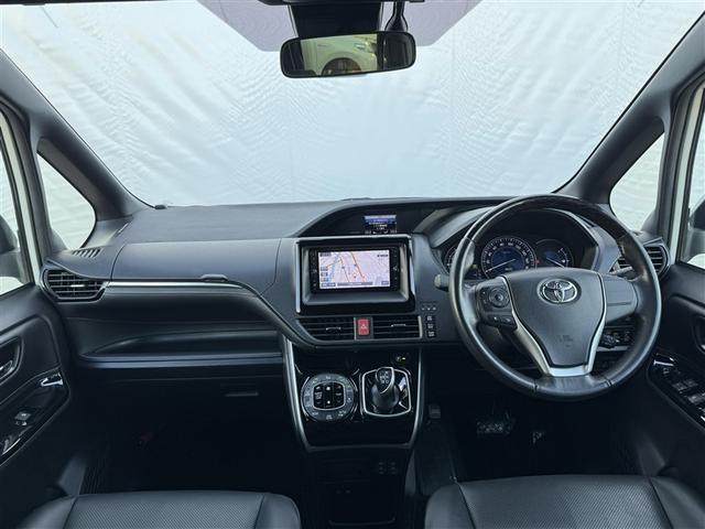 エスクァイア ハイブリッドＧｉ　バックカメラ　衝突被害軽減システム　ＥＴＣ　両側電動スライド　ＬＥＤヘッドランプ　乗車定員７人　３列シート　ワンオーナー　フルエアロ　記録簿（4枚目）